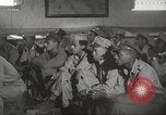 Standbild 332 Fighter Group Piloten wird informiert vor Mission Termoli Italien, 1944, aus Sekunde 59 historischem Filmmaterial Videoclip 65675062608