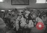 Standbild 332 Fighter Group Piloten wird informiert vor Mission Termoli Italien, 1944, aus Sekunde 60 historischem Filmmaterial Videoclip 65675062608