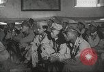 Standbild 332 Fighter Group Piloten wird informiert vor Mission Termoli Italien, 1944, aus Sekunde 61 historischem Filmmaterial Videoclip 65675062608