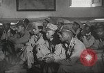 Standbild 332 Fighter Group Piloten wird informiert vor Mission Termoli Italien, 1944, aus Sekunde 62 historischem Filmmaterial Videoclip 65675062608