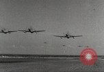 Immagine di Squadrone di P-51s da 32th Fighter Group volare in formazioni Termoli Italia, 1944, secondo 3 filmato di repertorio 65675062613