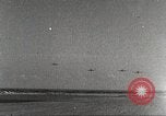 Immagine di Squadrone di P-51s da 32th Fighter Group volare in formazioni Termoli Italia, 1944, secondo 4 filmato di repertorio 65675062613