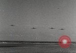 Immagine di Squadrone di P-51s da 32th Fighter Group volare in formazioni Termoli Italia, 1944, secondo 5 filmato di repertorio 65675062613