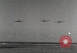 Immagine di Squadrone di P-51s da 32th Fighter Group volare in formazioni Termoli Italia, 1944, secondo 6 filmato di repertorio 65675062613