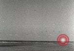 Immagine di Squadrone di P-51s da 32th Fighter Group volare in formazioni Termoli Italia, 1944, secondo 9 filmato di repertorio 65675062613