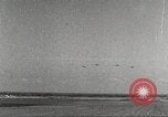 Immagine di Squadrone di P-51s da 32th Fighter Group volare in formazioni Termoli Italia, 1944, secondo 10 filmato di repertorio 65675062613