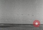 Immagine di Squadrone di P-51s da 32th Fighter Group volare in formazioni Termoli Italia, 1944, secondo 11 filmato di repertorio 65675062613