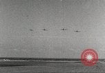Immagine di Squadrone di P-51s da 32th Fighter Group volare in formazioni Termoli Italia, 1944, secondo 12 filmato di repertorio 65675062613