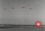 Immagine di Squadrone di P-51s da 32th Fighter Group volare in formazioni Termoli Italia, 1944, secondo 13 filmato di repertorio 65675062613