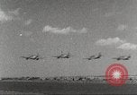 Immagine di Squadrone di P-51s da 32th Fighter Group volare in formazioni Termoli Italia, 1944, secondo 15 filmato di repertorio 65675062613