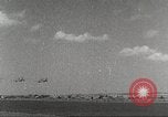 Immagine di Squadrone di P-51s da 32th Fighter Group volare in formazioni Termoli Italia, 1944, secondo 16 filmato di repertorio 65675062613
