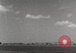 Immagine di Squadrone di P-51s da 32th Fighter Group volare in formazioni Termoli Italia, 1944, secondo 17 filmato di repertorio 65675062613