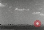 Immagine di Squadrone di P-51s da 32th Fighter Group volare in formazioni Termoli Italia, 1944, secondo 18 filmato di repertorio 65675062613