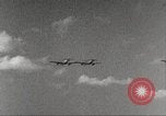 Immagine di Squadrone di P-51s da 32th Fighter Group volare in formazioni Termoli Italia, 1944, secondo 20 filmato di repertorio 65675062613