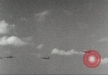 Immagine di Squadrone di P-51s da 32th Fighter Group volare in formazioni Termoli Italia, 1944, secondo 21 filmato di repertorio 65675062613