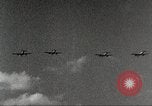 Immagine di Squadrone di P-51s da 32th Fighter Group volare in formazioni Termoli Italia, 1944, secondo 25 filmato di repertorio 65675062613
