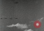 Immagine di Squadrone di P-51s da 32th Fighter Group volare in formazioni Termoli Italia, 1944, secondo 27 filmato di repertorio 65675062613