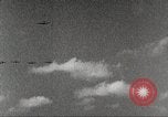 Immagine di Squadrone di P-51s da 32th Fighter Group volare in formazioni Termoli Italia, 1944, secondo 28 filmato di repertorio 65675062613