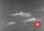 Immagine di Squadrone di P-51s da 32th Fighter Group volare in formazioni Termoli Italia, 1944, secondo 29 filmato di repertorio 65675062613
