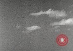 Immagine di Squadrone di P-51s da 32th Fighter Group volare in formazioni Termoli Italia, 1944, secondo 31 filmato di repertorio 65675062613