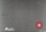 Immagine di Squadrone di P-51s da 32th Fighter Group volare in formazioni Termoli Italia, 1944, secondo 33 filmato di repertorio 65675062613