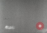 Immagine di Squadrone di P-51s da 32th Fighter Group volare in formazioni Termoli Italia, 1944, secondo 38 filmato di repertorio 65675062613