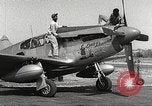 Immagine di Equipaggio di terra di 332Fighter Group mantenere P-51s Termoli Italia, 1944, secondo 3 filmato di repertorio 65675062615