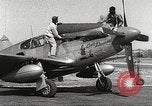 Immagine di Equipaggio di terra di 332Fighter Group mantenere P-51s Termoli Italia, 1944, secondo 4 filmato di repertorio 65675062615