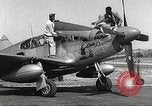 Immagine di Equipaggio di terra di 332Fighter Group mantenere P-51s Termoli Italia, 1944, secondo 5 filmato di repertorio 65675062615
