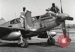 Immagine di Equipaggio di terra di 332Fighter Group mantenere P-51s Termoli Italia, 1944, secondo 6 filmato di repertorio 65675062615