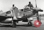 Immagine di Equipaggio di terra di 332Fighter Group mantenere P-51s Termoli Italia, 1944, secondo 7 filmato di repertorio 65675062615