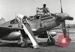 Immagine di Equipaggio di terra di 332Fighter Group mantenere P-51s Termoli Italia, 1944, secondo 9 filmato di repertorio 65675062615