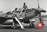 Immagine di Equipaggio di terra di 332Fighter Group mantenere P-51s Termoli Italia, 1944, secondo 11 filmato di repertorio 65675062615