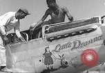 Immagine di Equipaggio di terra di 332Fighter Group mantenere P-51s Termoli Italia, 1944, secondo 21 filmato di repertorio 65675062615