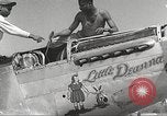 Immagine di Equipaggio di terra di 332Fighter Group mantenere P-51s Termoli Italia, 1944, secondo 23 filmato di repertorio 65675062615