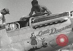 Immagine di Equipaggio di terra di 332Fighter Group mantenere P-51s Termoli Italia, 1944, secondo 25 filmato di repertorio 65675062615