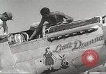 Immagine di Equipaggio di terra di 332Fighter Group mantenere P-51s Termoli Italia, 1944, secondo 26 filmato di repertorio 65675062615