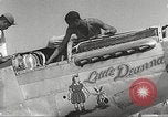 Immagine di Equipaggio di terra di 332Fighter Group mantenere P-51s Termoli Italia, 1944, secondo 27 filmato di repertorio 65675062615
