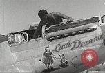 Immagine di Equipaggio di terra di 332Fighter Group mantenere P-51s Termoli Italia, 1944, secondo 28 filmato di repertorio 65675062615