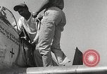 Immagine di Equipaggio di terra di 332Fighter Group mantenere P-51s Termoli Italia, 1944, secondo 37 filmato di repertorio 65675062615