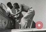 Immagine di Equipaggio di terra di 332Fighter Group mantenere P-51s Termoli Italia, 1944, secondo 39 filmato di repertorio 65675062615