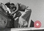Immagine di Equipaggio di terra di 332Fighter Group mantenere P-51s Termoli Italia, 1944, secondo 41 filmato di repertorio 65675062615