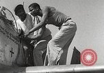 Immagine di Equipaggio di terra di 332Fighter Group mantenere P-51s Termoli Italia, 1944, secondo 43 filmato di repertorio 65675062615