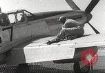 Immagine di Equipaggio di terra di 332Fighter Group mantenere P-51s Termoli Italia, 1944, secondo 49 filmato di repertorio 65675062615