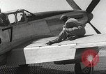 Immagine di Equipaggio di terra di 332Fighter Group mantenere P-51s Termoli Italia, 1944, secondo 51 filmato di repertorio 65675062615