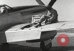 Immagine di Equipaggio di terra di 332Fighter Group mantenere P-51s Termoli Italia, 1944, secondo 52 filmato di repertorio 65675062615