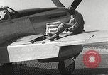 Immagine di Equipaggio di terra di 332Fighter Group mantenere P-51s Termoli Italia, 1944, secondo 53 filmato di repertorio 65675062615