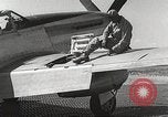 Immagine di Equipaggio di terra di 332Fighter Group mantenere P-51s Termoli Italia, 1944, secondo 54 filmato di repertorio 65675062615