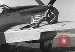 Immagine di Equipaggio di terra di 332Fighter Group mantenere P-51s Termoli Italia, 1944, secondo 55 filmato di repertorio 65675062615