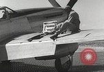 Immagine di Equipaggio di terra di 332Fighter Group mantenere P-51s Termoli Italia, 1944, secondo 57 filmato di repertorio 65675062615